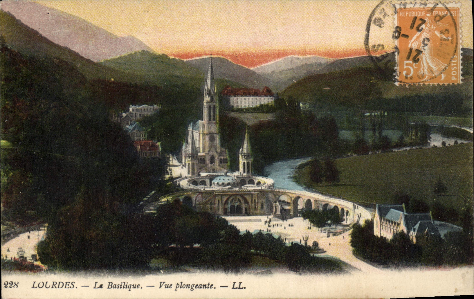 CPA Lourdes la Basilique vue plongeante 