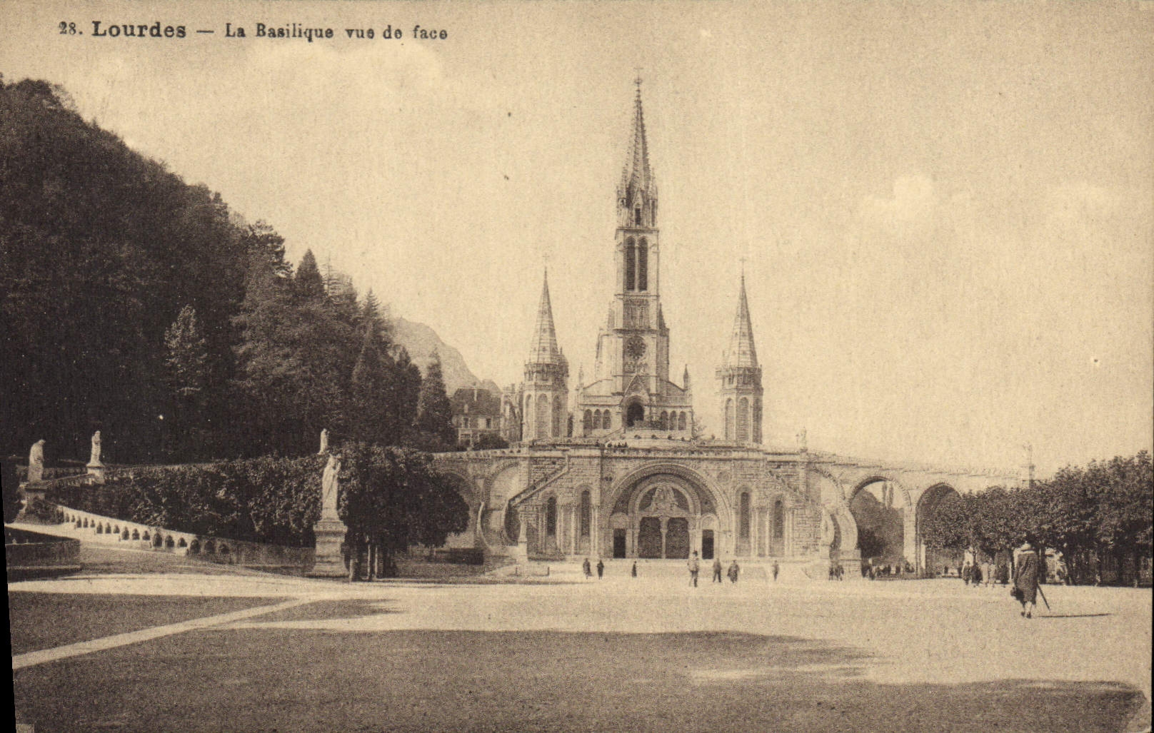 CPA Lourdes la Basilique vue de Face 