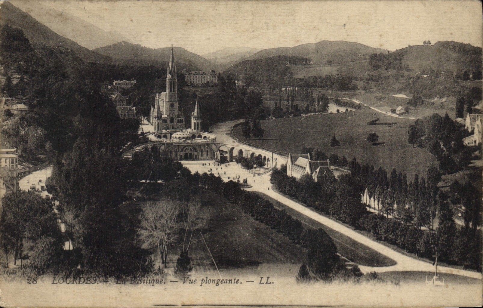 CPA Lourdes la Basilique vue Plongeante 