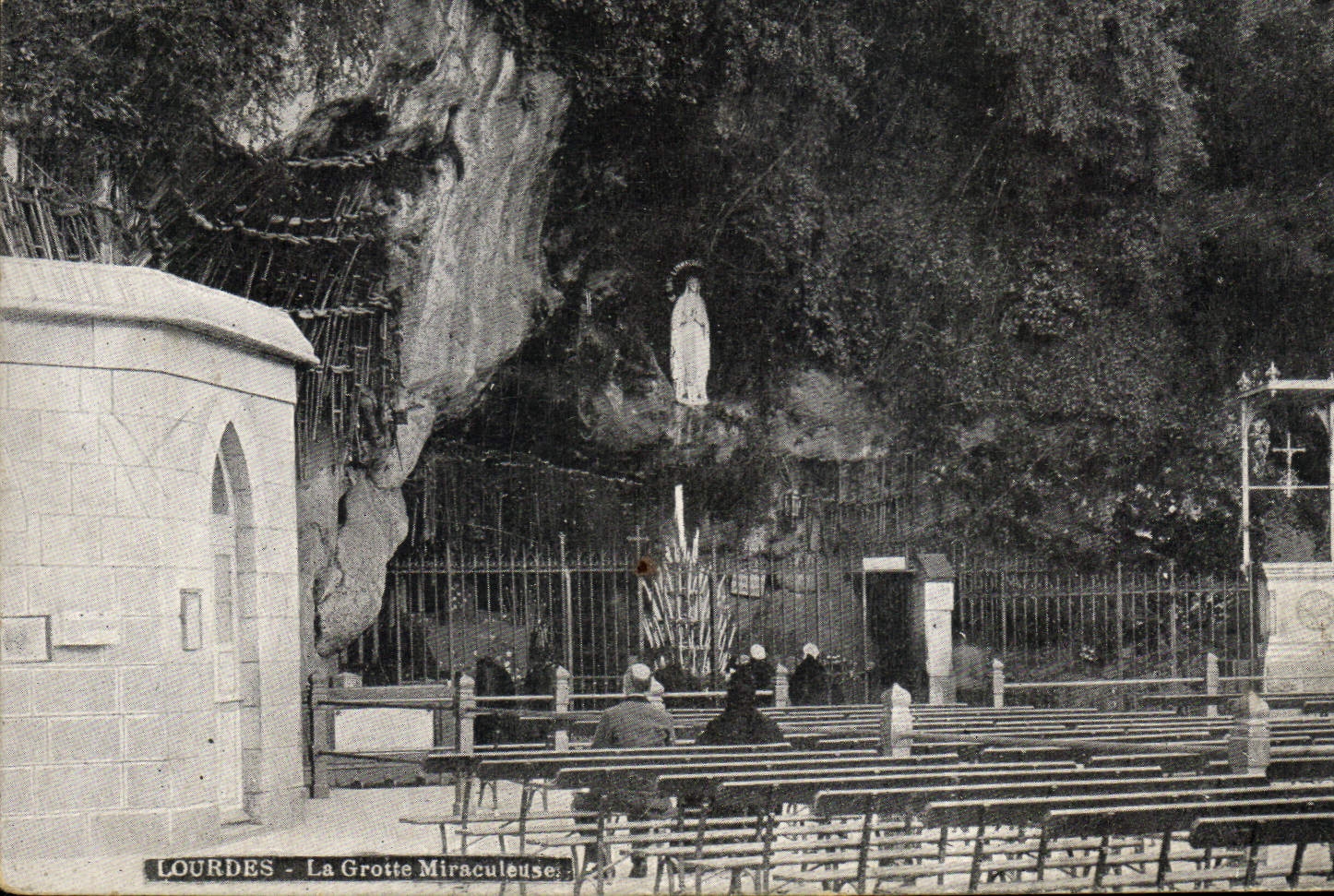 CPA Lourdes la Grotte Miraculeuse 