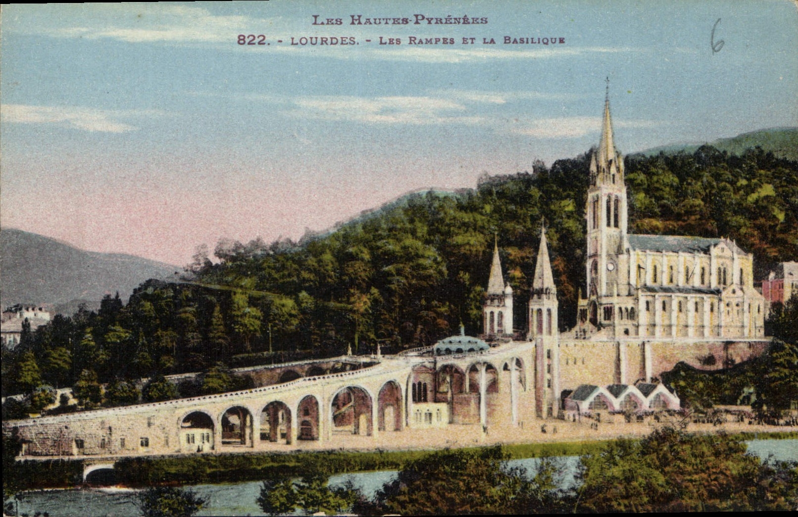 CPA Les Hautes Pyrenees Lourdes les Rampes et la Basilique 
