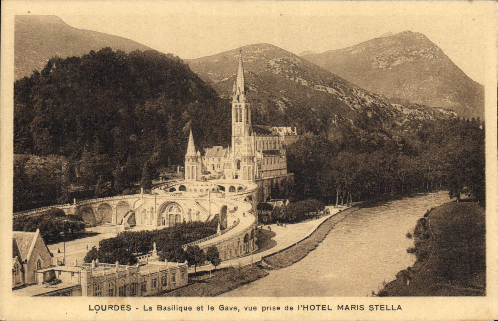 CPA Lourdes la Basilique et le Gave vue prise de l'Hotel Maris Stella 