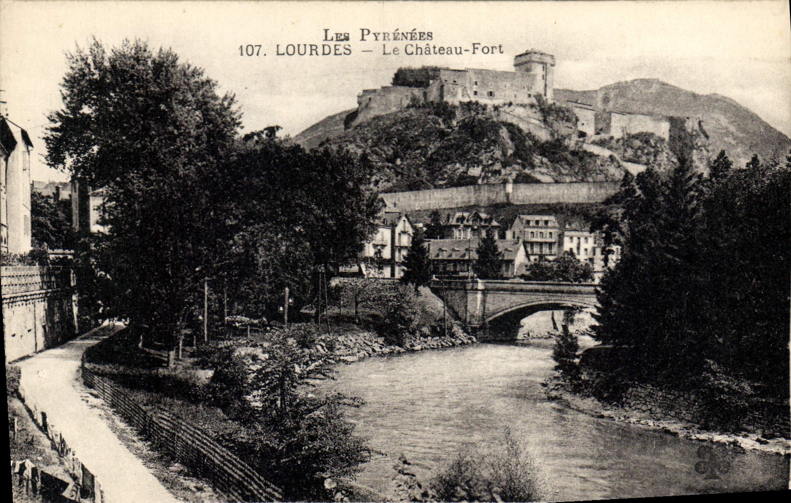 CPA Les Pyrenees Lourdes le Chateau Fort 