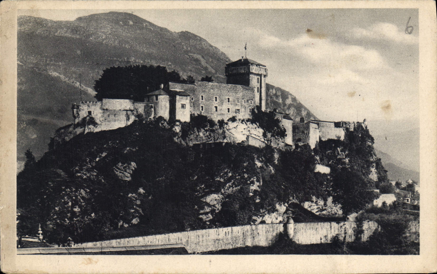 CPA Lourdes le Chateau fort et le Haut du Pic du Jer 