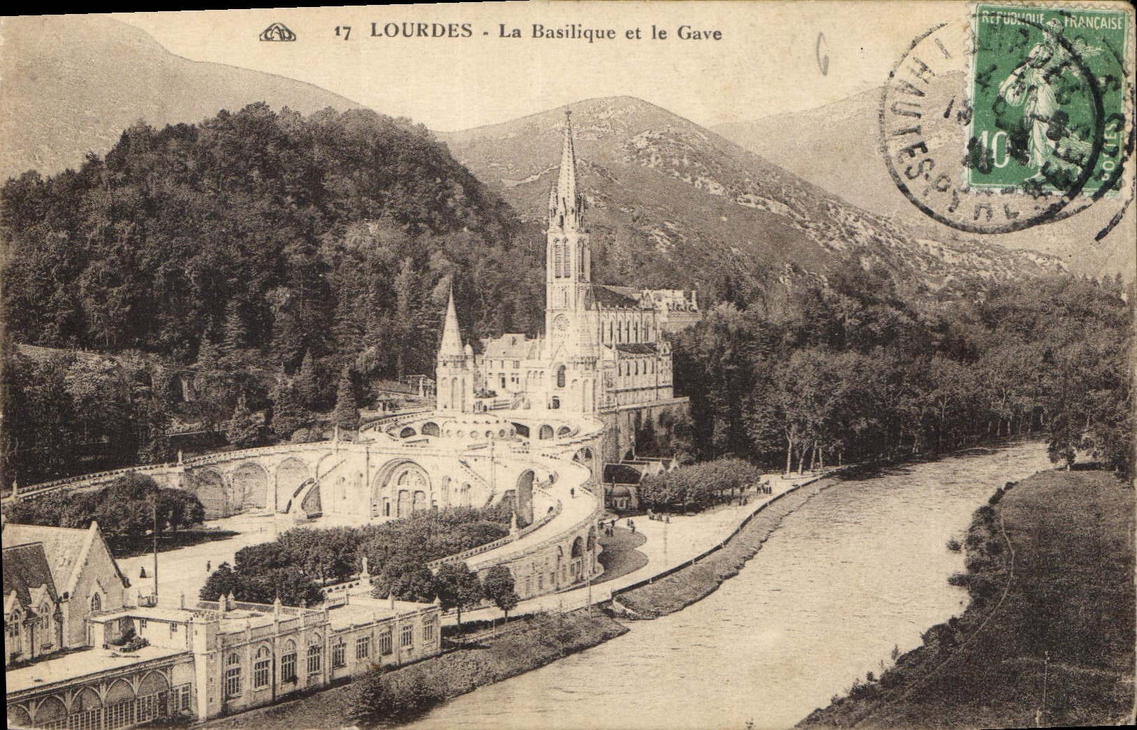 CPA Lourdes la Basilique et le Gave 