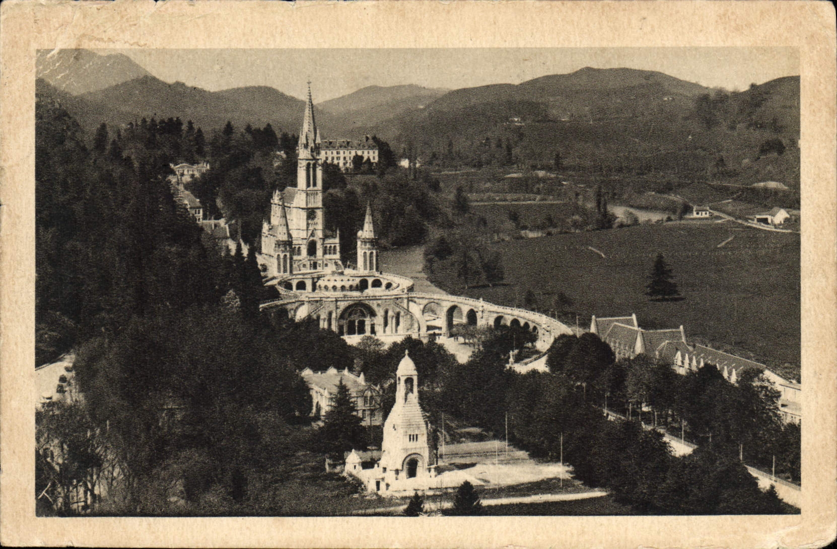 CPA Lourdes la Basilique et le Monument Interallie vus du Chateau Fort 