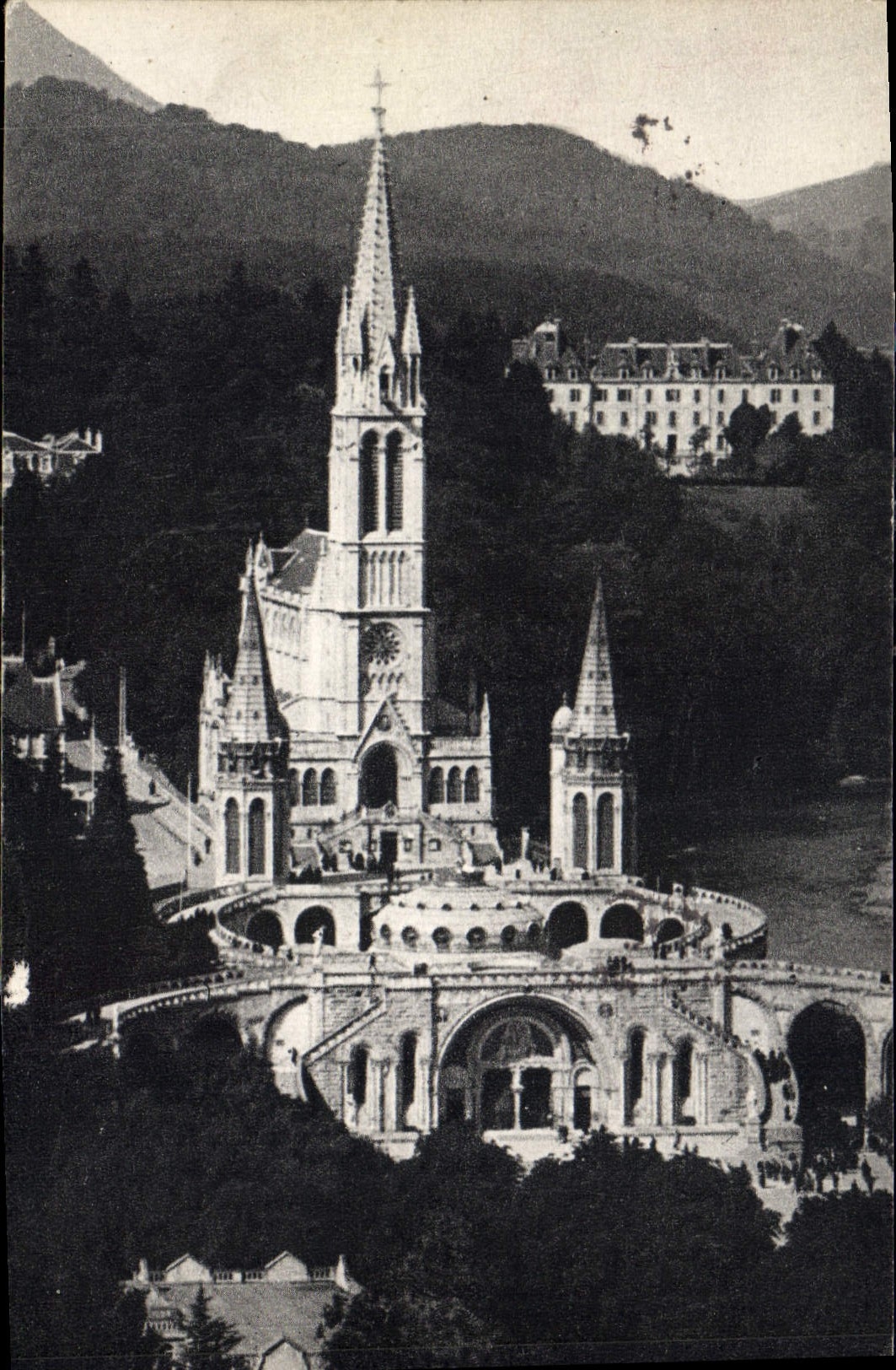 CPA Lourdes la Basilique vue du Chateau Fort 