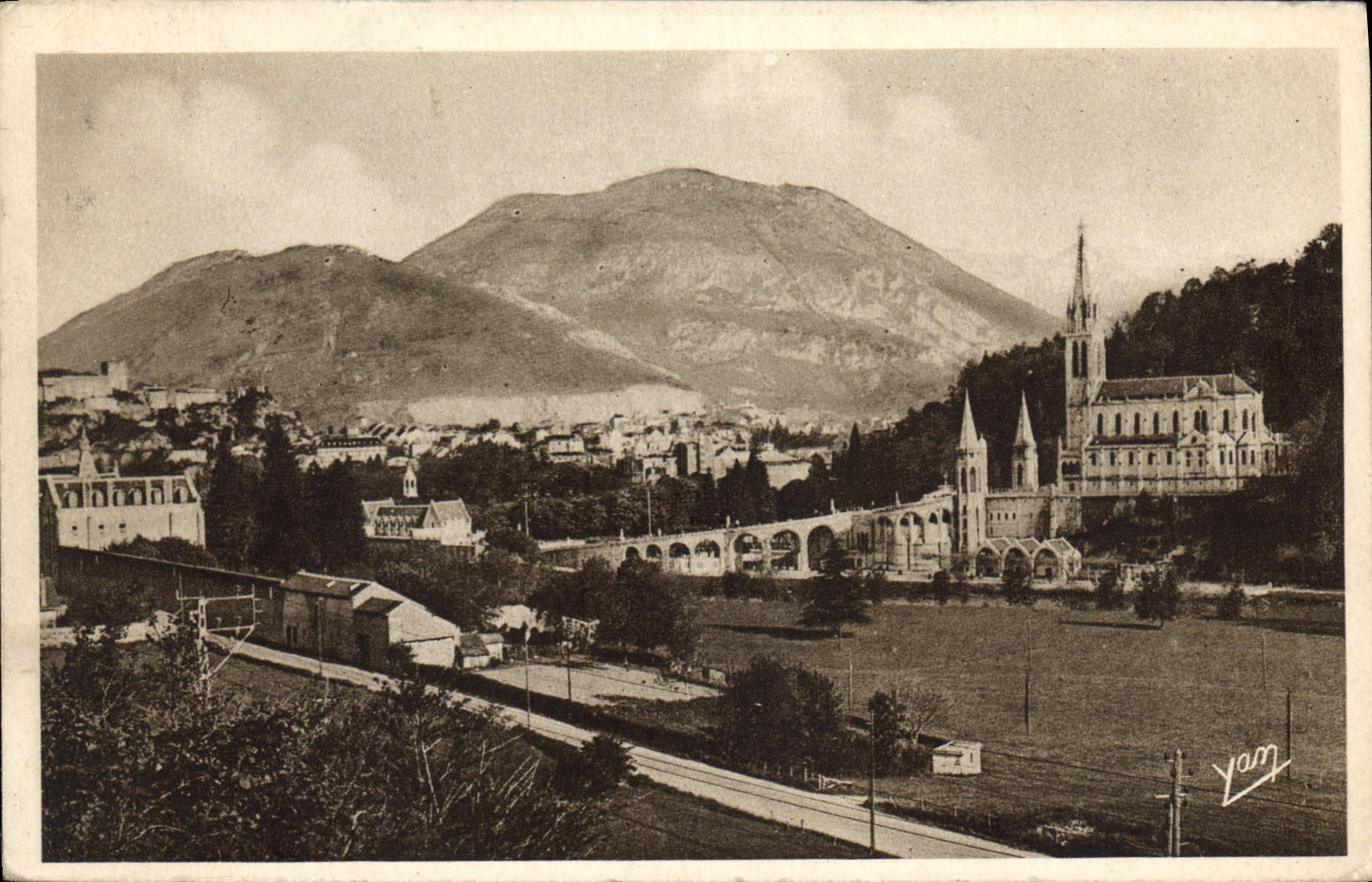 CPA Lourdes la Basilique et le Pic du Jer 