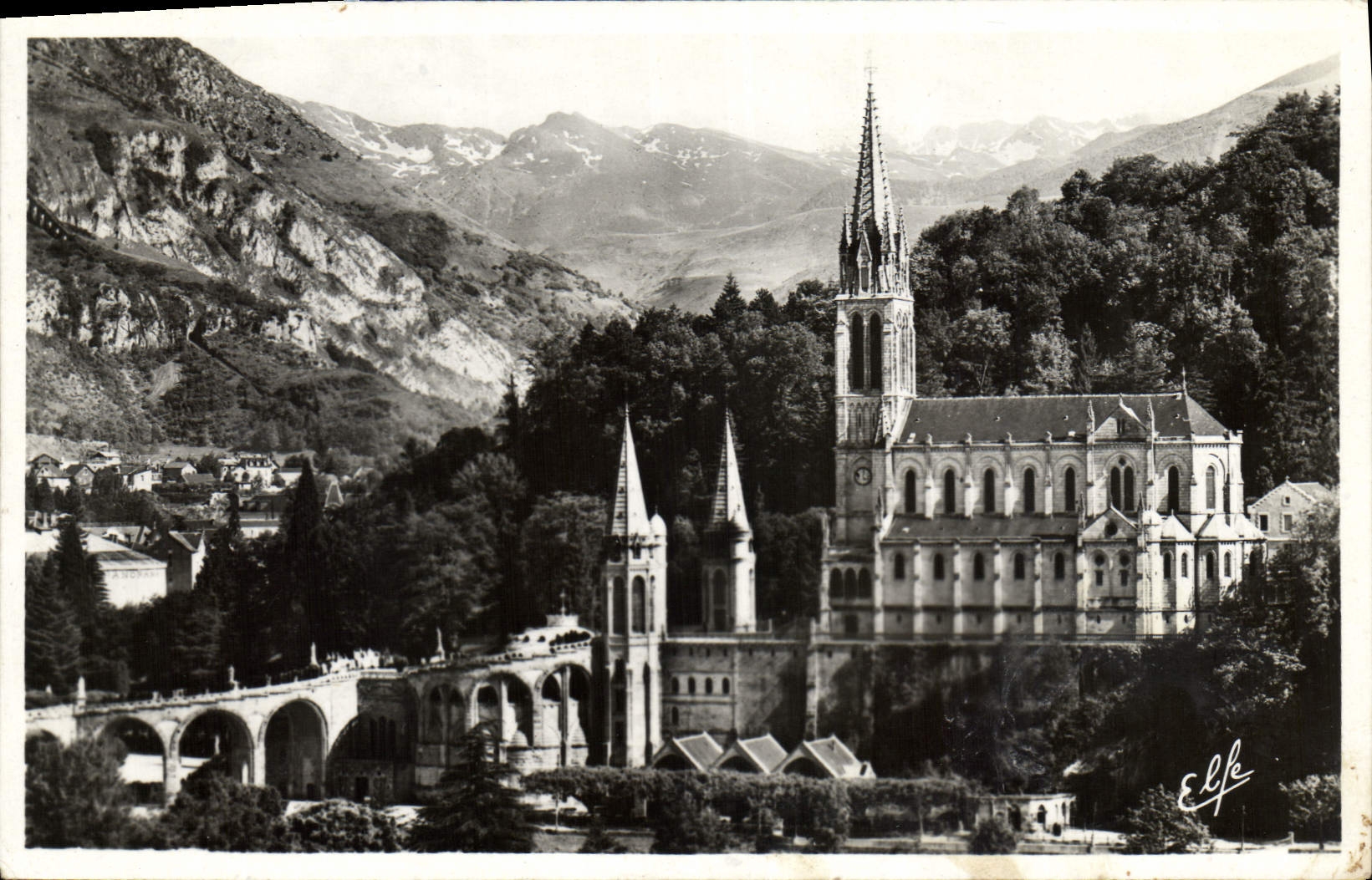 CPA Pyrenees Ocean Lourdes les Rampes et la Basilique au fond l'Ardiden 