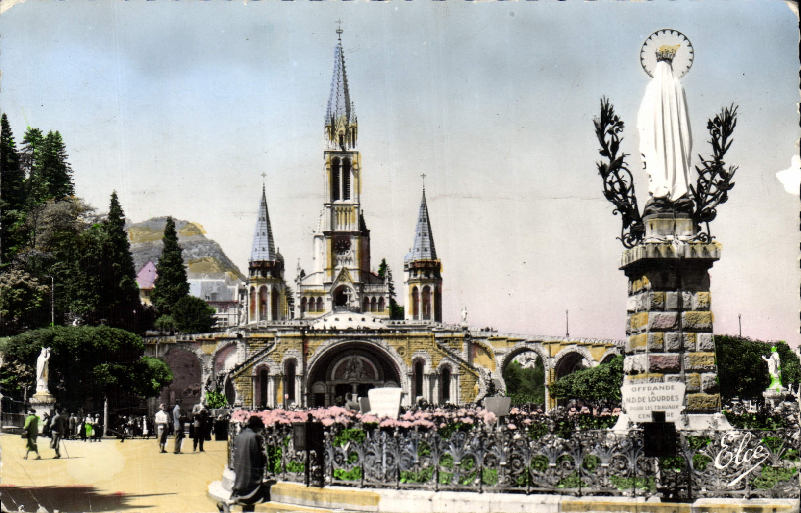 CPA Lourdes Hautes Pyrenees la Basilique et la Vierge Couronnee 