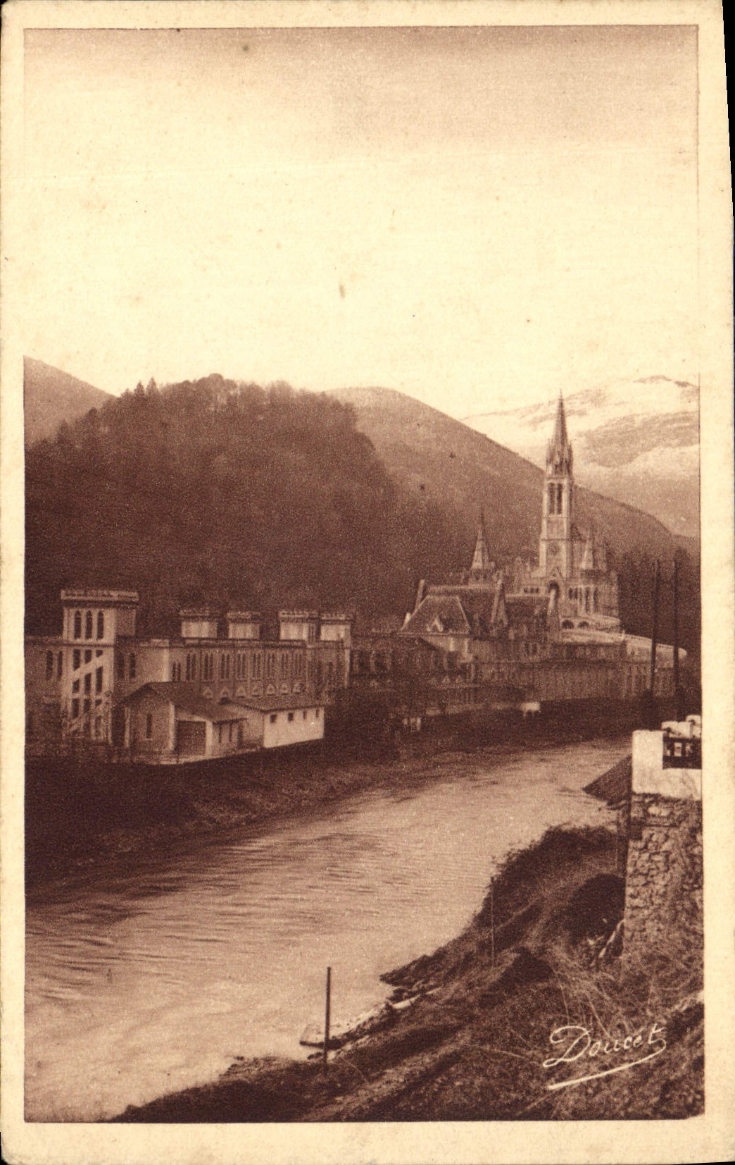 CPA Lourdes la Basilique et l'abri des Pelerins 
