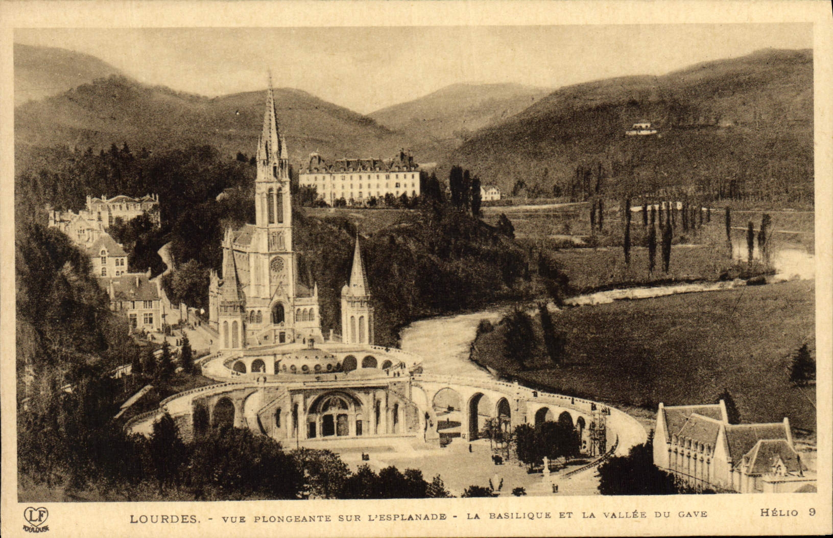 CPA Lourdes vue plonceante sur l'esplanade la Basilique et la Vallee du Gave 