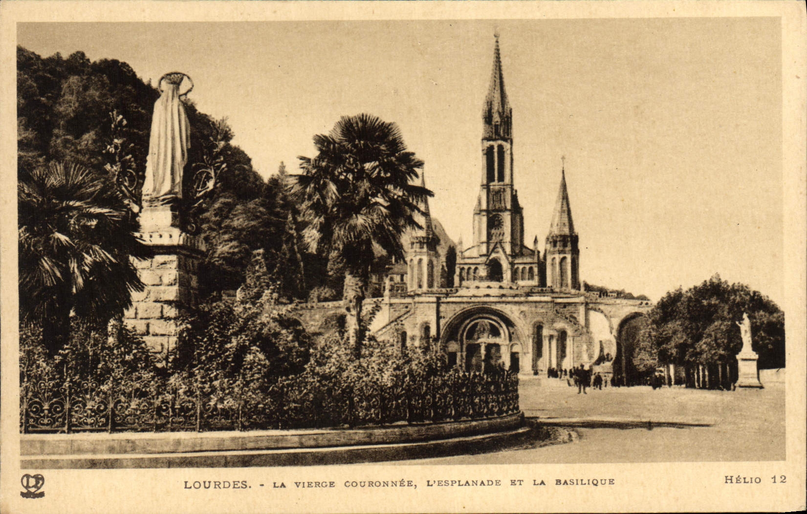 CPA Lourdes la Vierge Couronnee l'esplanade et la Basilique 