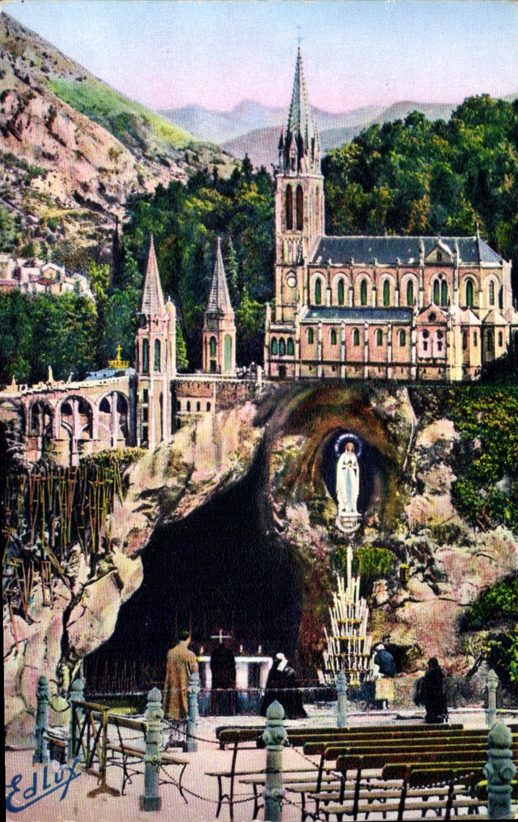 CPA Lourdes la Grotte et la Basilique 