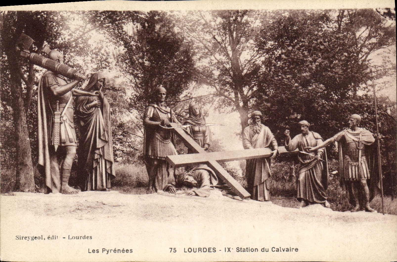 CPA Les Pyrenees Lourdes IX station du Calvaire 