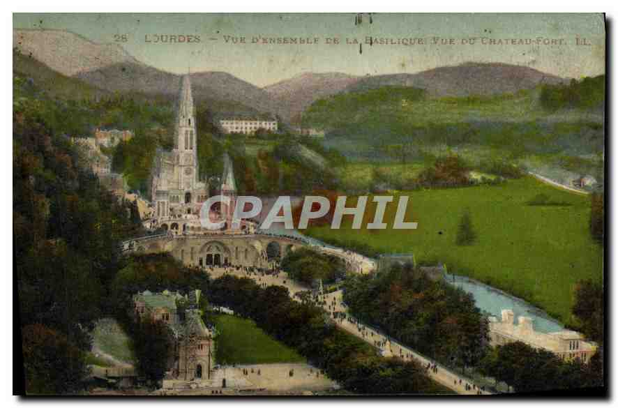 CPA Lourdes vue d'ensemble de la Basilique vue du Chateau Fort 