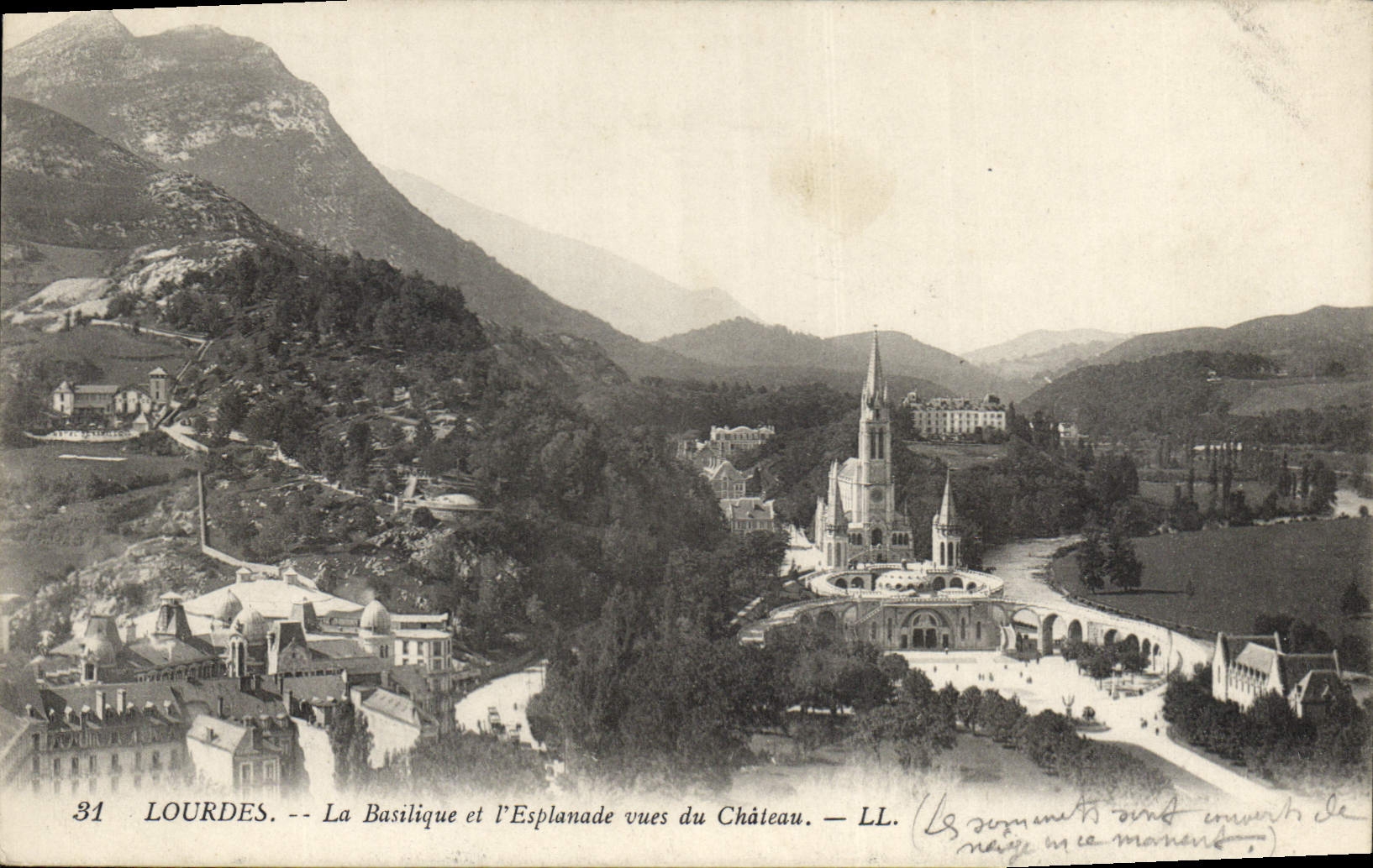 CPA Lourdes la Basilique et l'Esplanade vues du Chateau 