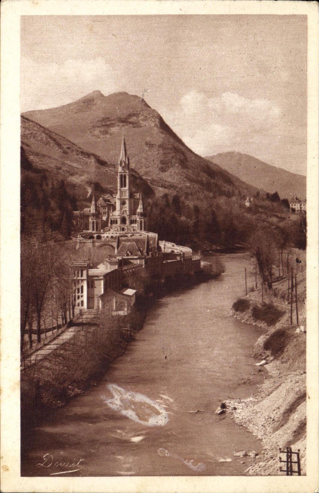 CPA Lourdes la Basilique et la Gave 