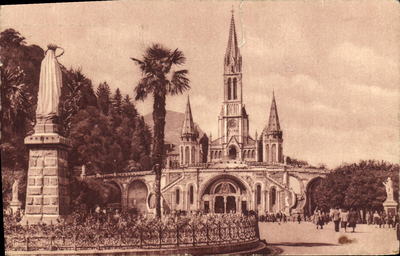 CPA Lourdes la Basilique et la Vierge Couronnee 