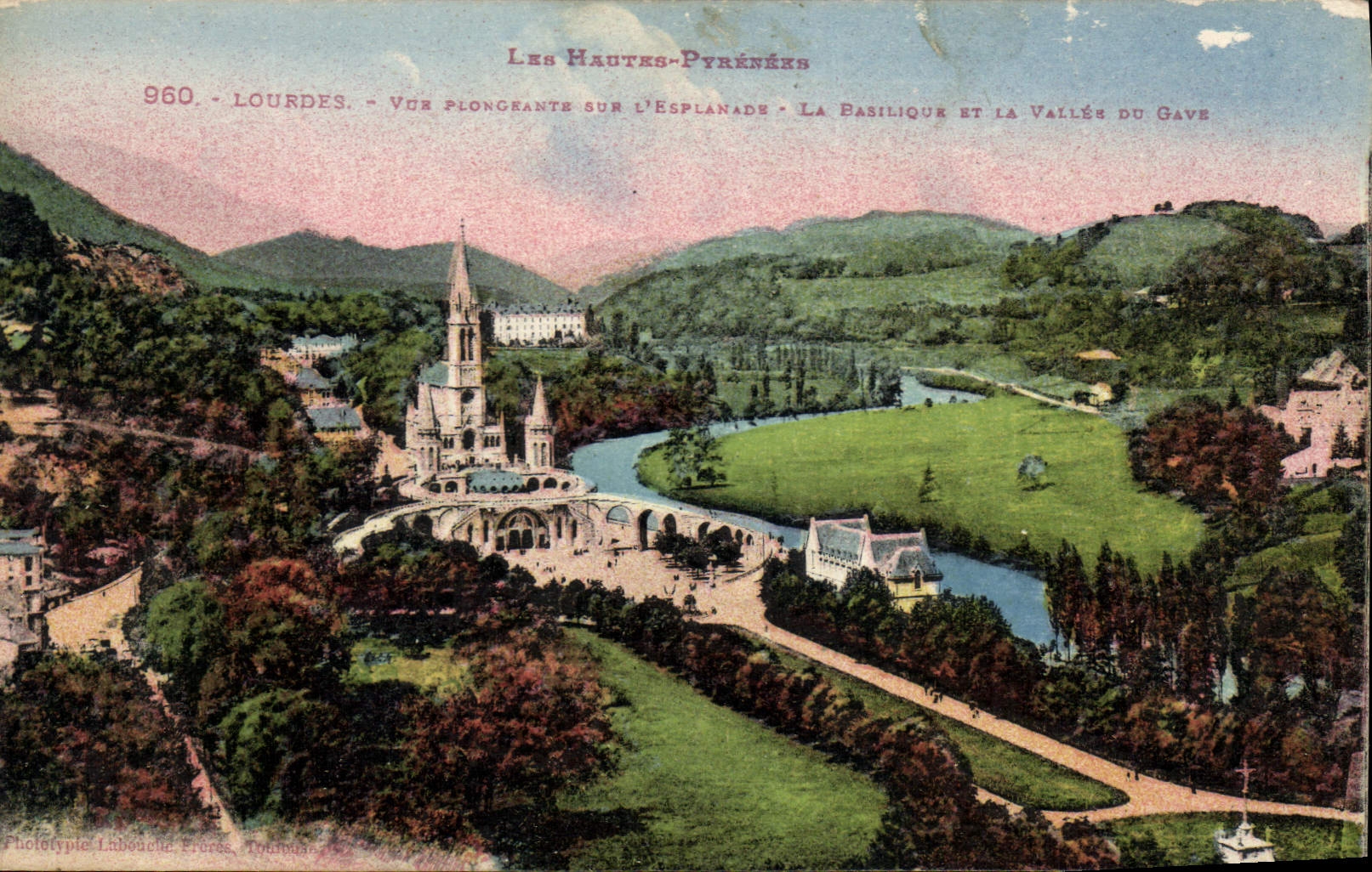 CPA Les Hautes Pyrenees Lourdes vue Plongeante sur l'esplanade la Basilique et la Vallee du Gave 