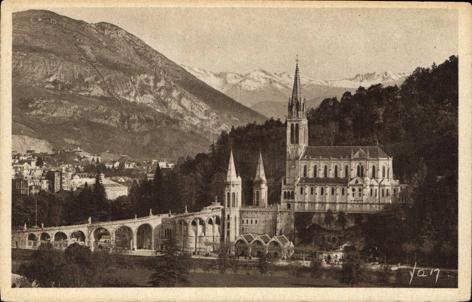 CPA Lourdes la Basilique et les Montagnes 