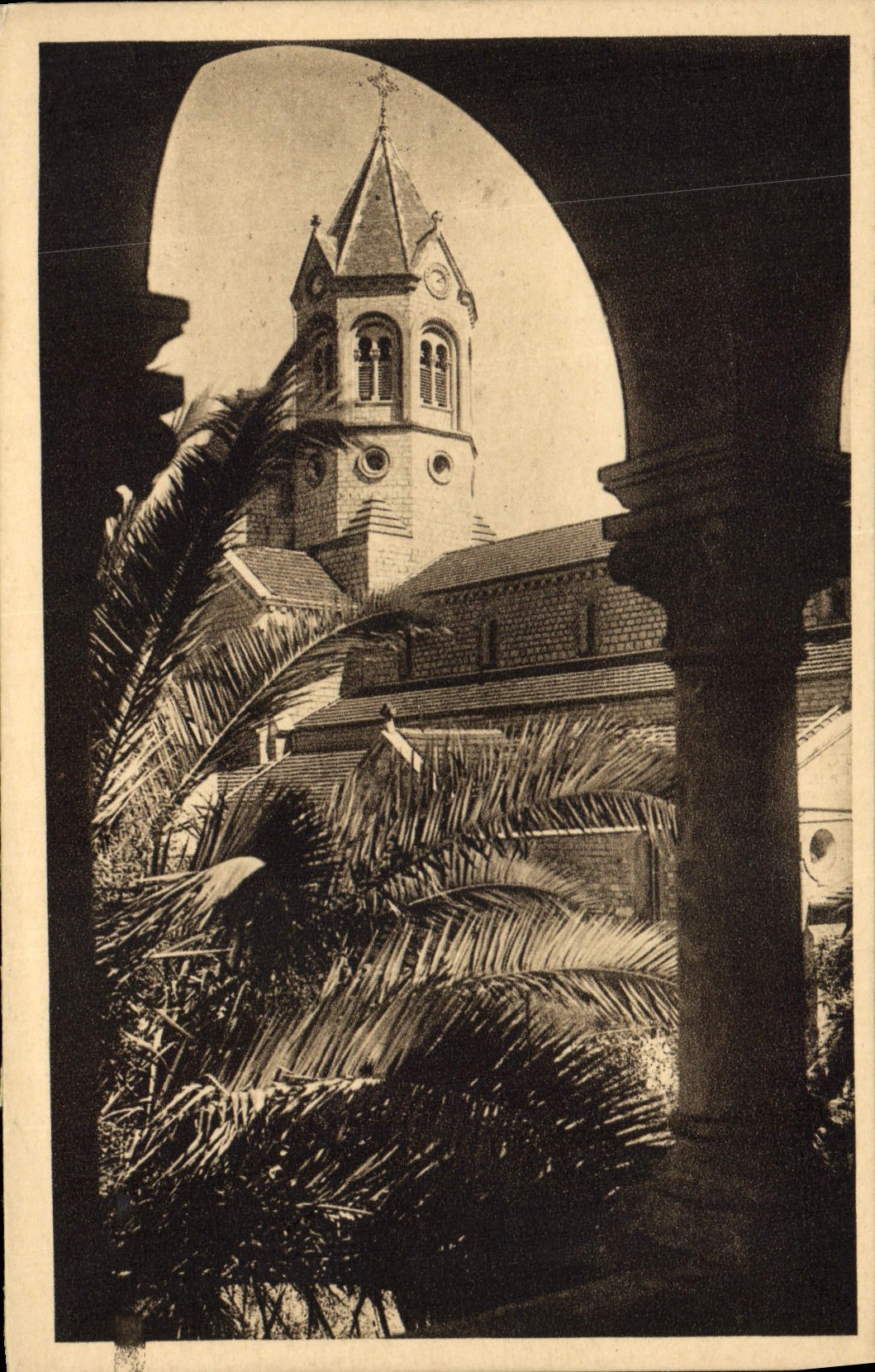 Abbaye de Notre-Dame de Lérins — Église abbatiale vue du noviciat — Clichés du Monastère