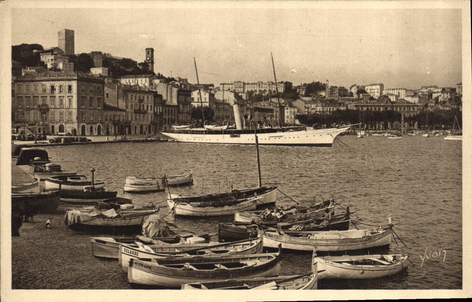 Port de Toulon — vue du port avec un grand yacht et des barques — éditeur YV017