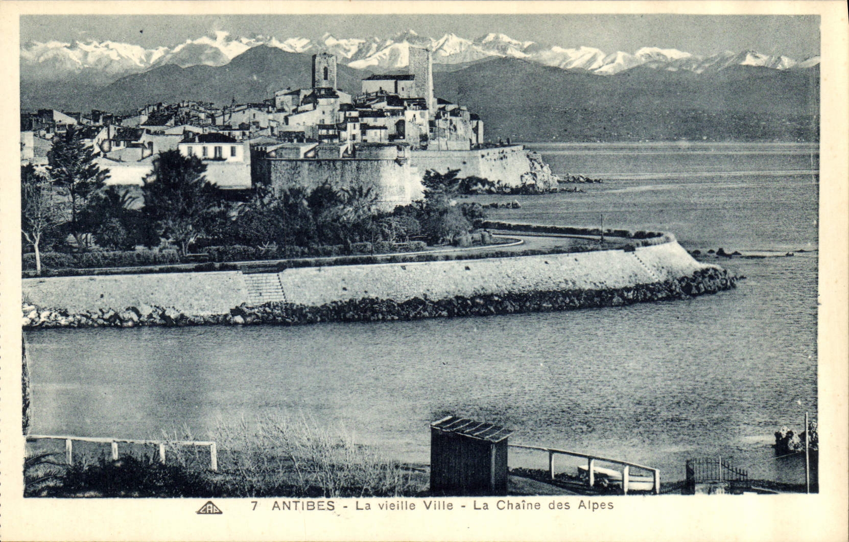 CPA Antibes la vieille Ville la Chaine des Alpes 