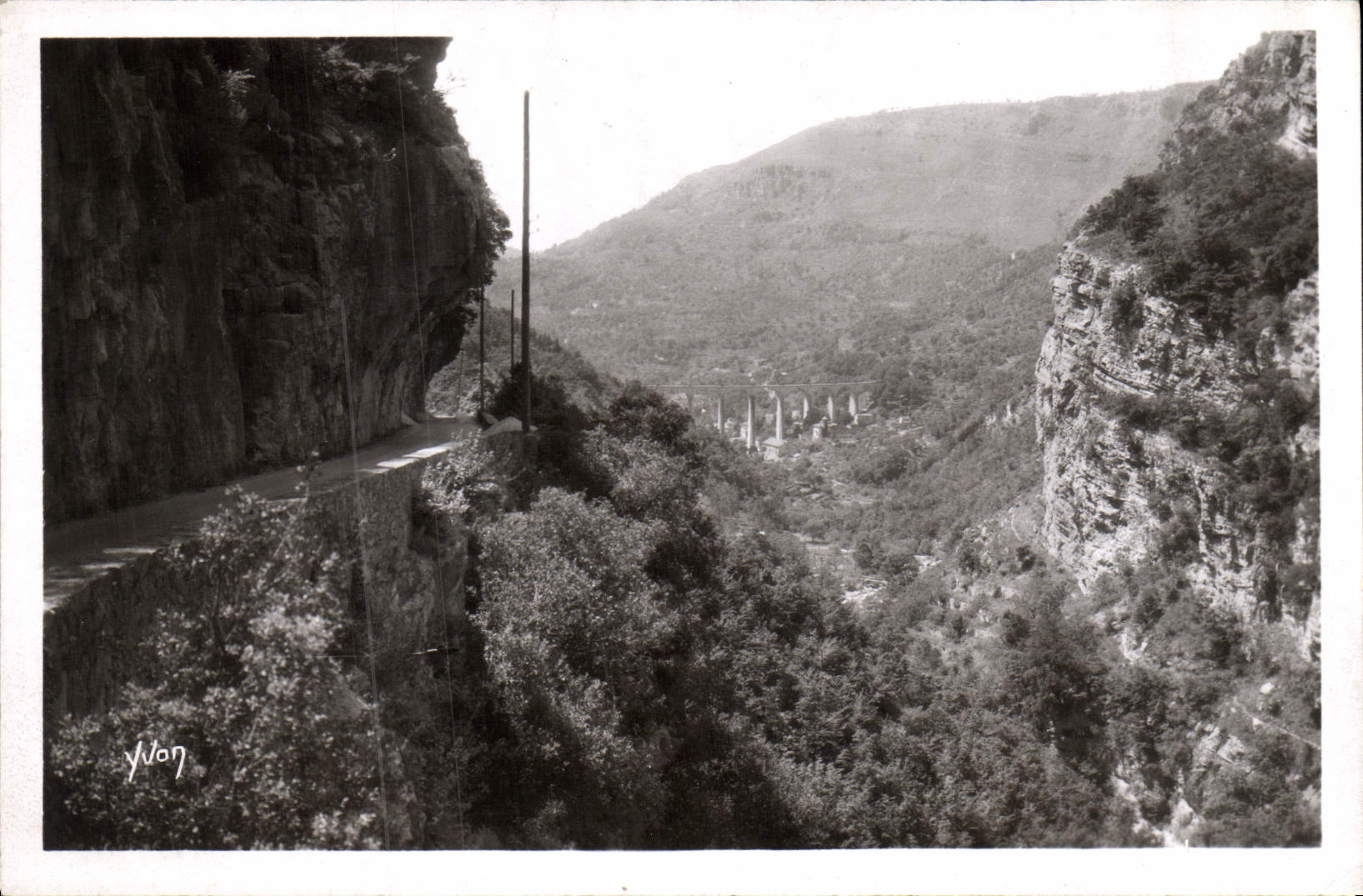 Gorges du Loup — Le Pont du Loup — vue de l'entrée des gorges — Yvdon