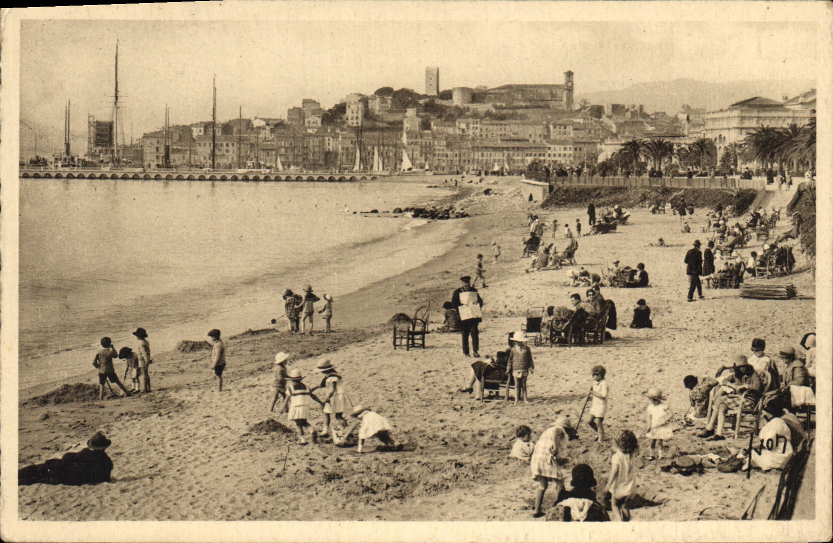 Cannes — La Plage et le Mont Chevalier — Les Éditions d'Art Yvon, Paris