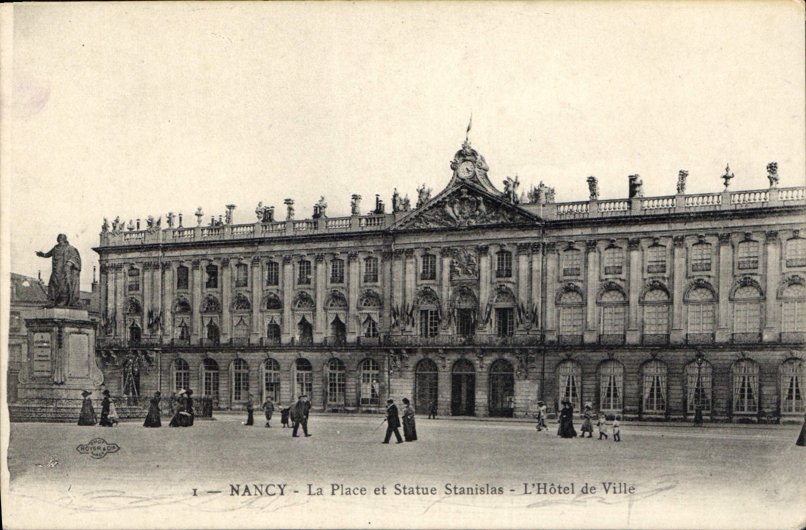 CPA Nancy La Pace et Statue Stanislas L'Hotel de Ville 