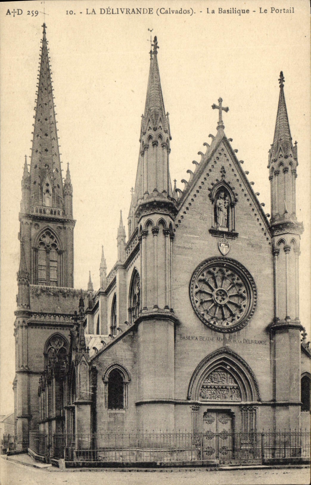 CPA La Delivrande Calvados La Basilique Le Portail 