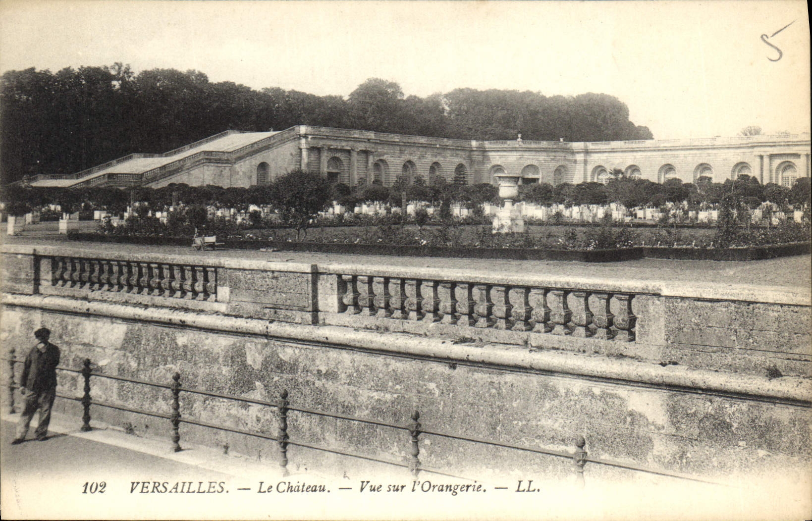 Versailles — Le Château — Vue sur l'Orangerie — LL. — N° 102