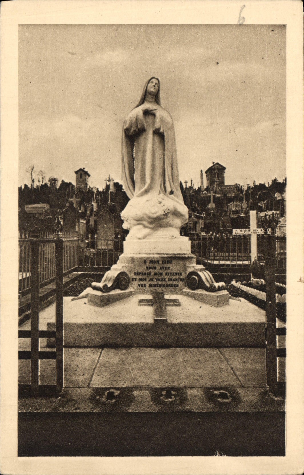 Statue de Notre-Dame du Rosaire — Monument élevé à l'emplace ment des Carmélites de Sainte-Thérèse de l'Enfant-Jésus — Éditeur : CPAPHIL