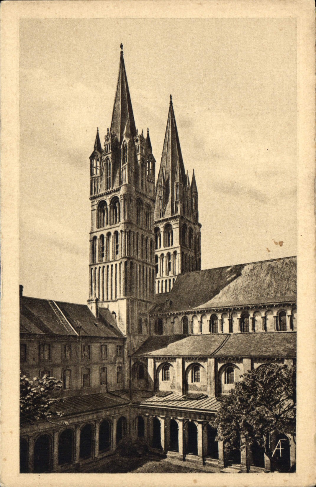 Caen — Lycée Malherbe (anc. Abbaye aux Hommes), Cour du cloître et tours de Saint-Étienne (XIIe siècle)