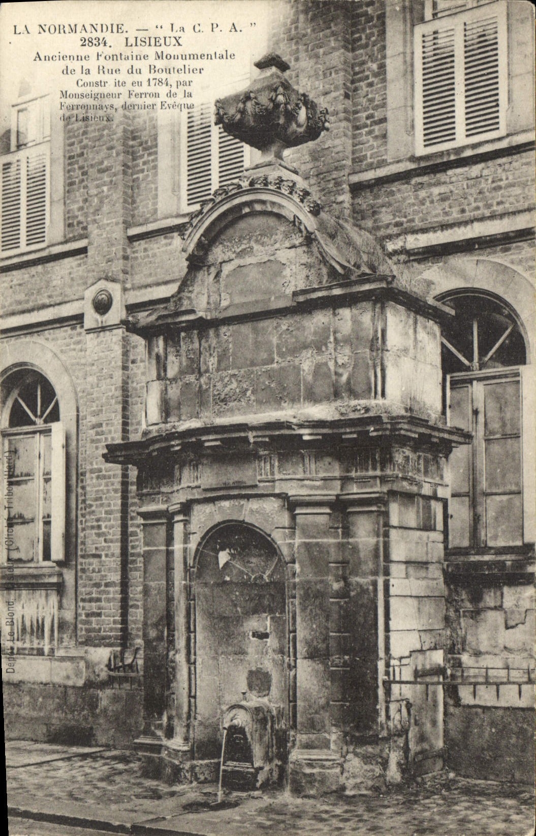 Lisieux — Alte monumentale Fontäne der Rue du Boutelier — La C.P.A. n°2834