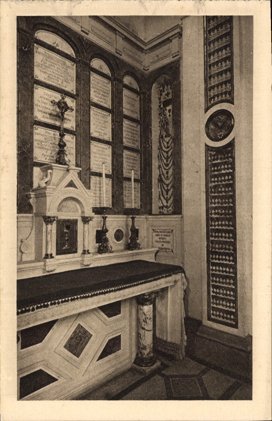 Chapelle des Carmélites de Lisieux — Autel du peristyle — Éditeur : CPAPHIL, n°8