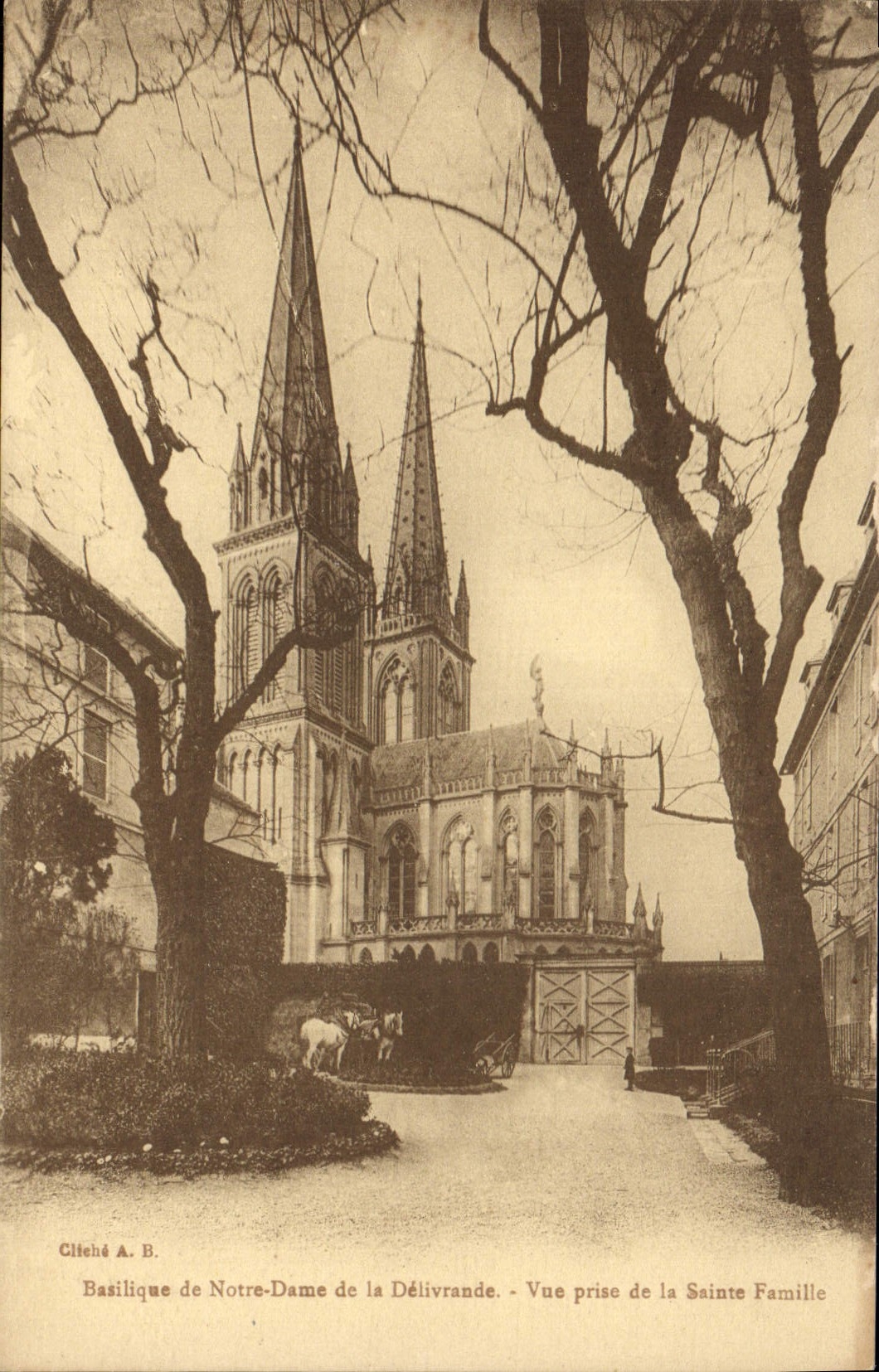 CPA Basilique de Notre Dame de la Delivrande vue prise de la Sainte Famillie 