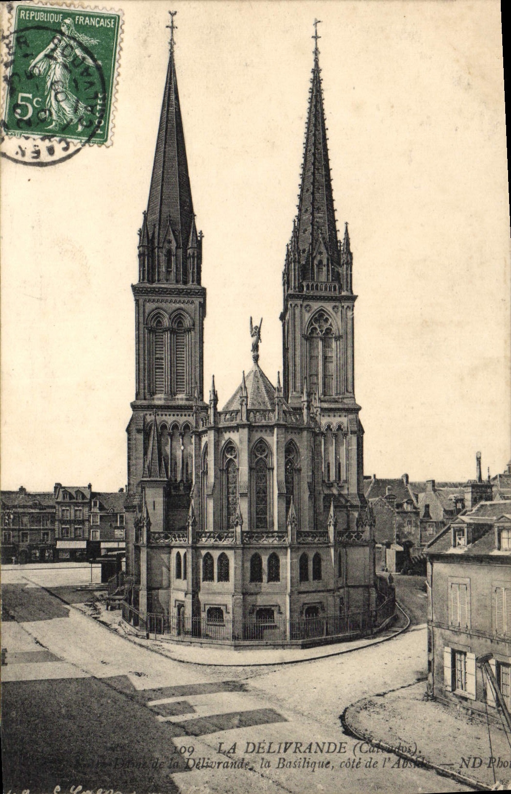 CPA La Delivrande Calvados la Basilique cote de l'Abside 