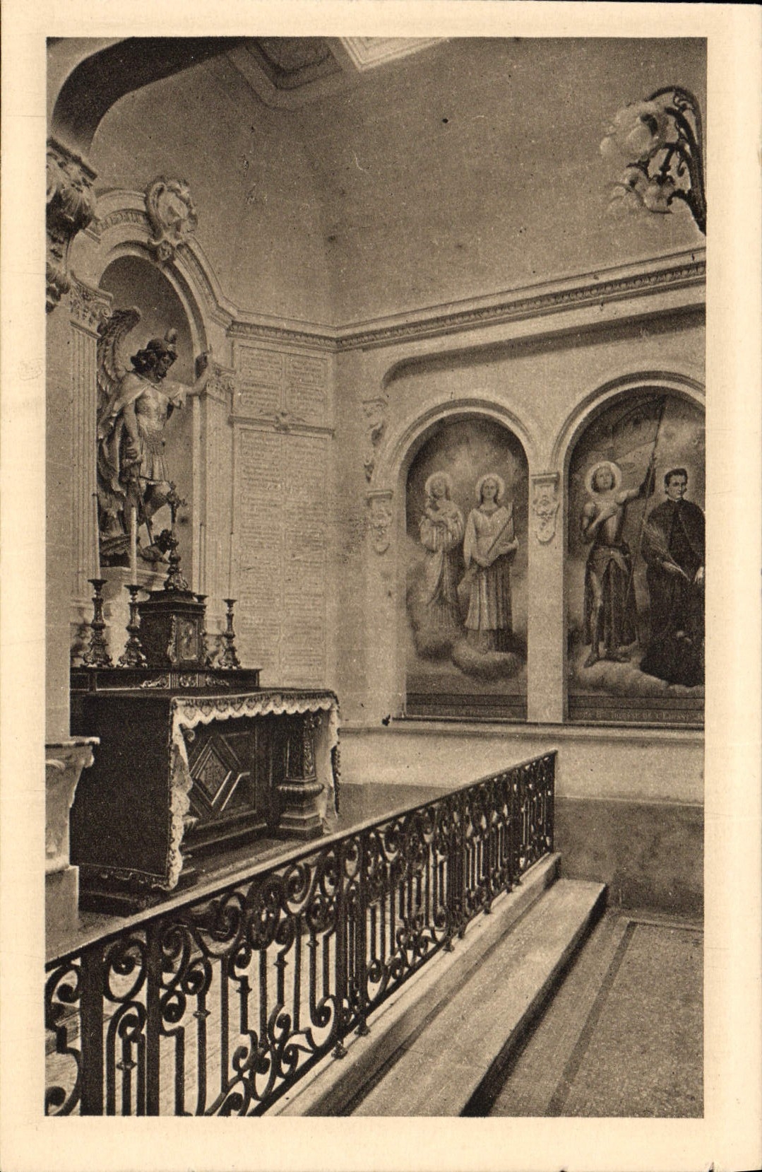 Chapelle des Carmélites de Listieux — Autel Saint-Michel et fresques des saints préférés de S. Thérèse — éditeur non visible