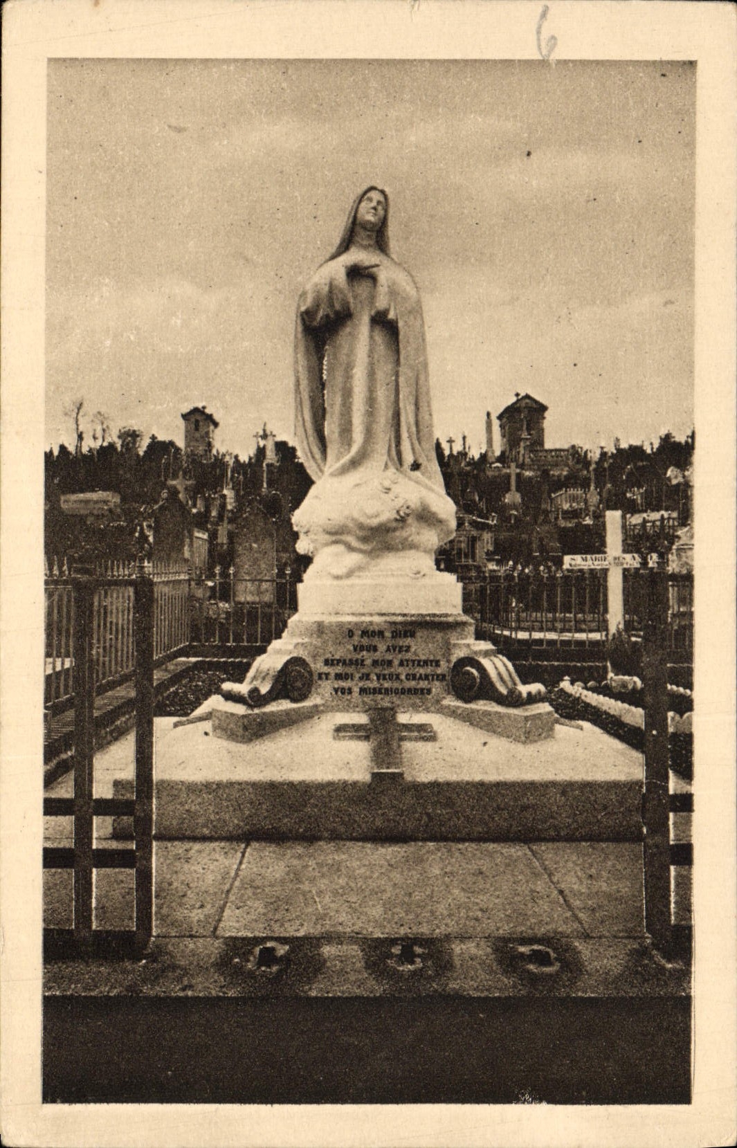 Statue de Notre-Dame du Rosaire — Cimetière des Carmélites de Lisieux — éditeur inconnu, n° de série non visible