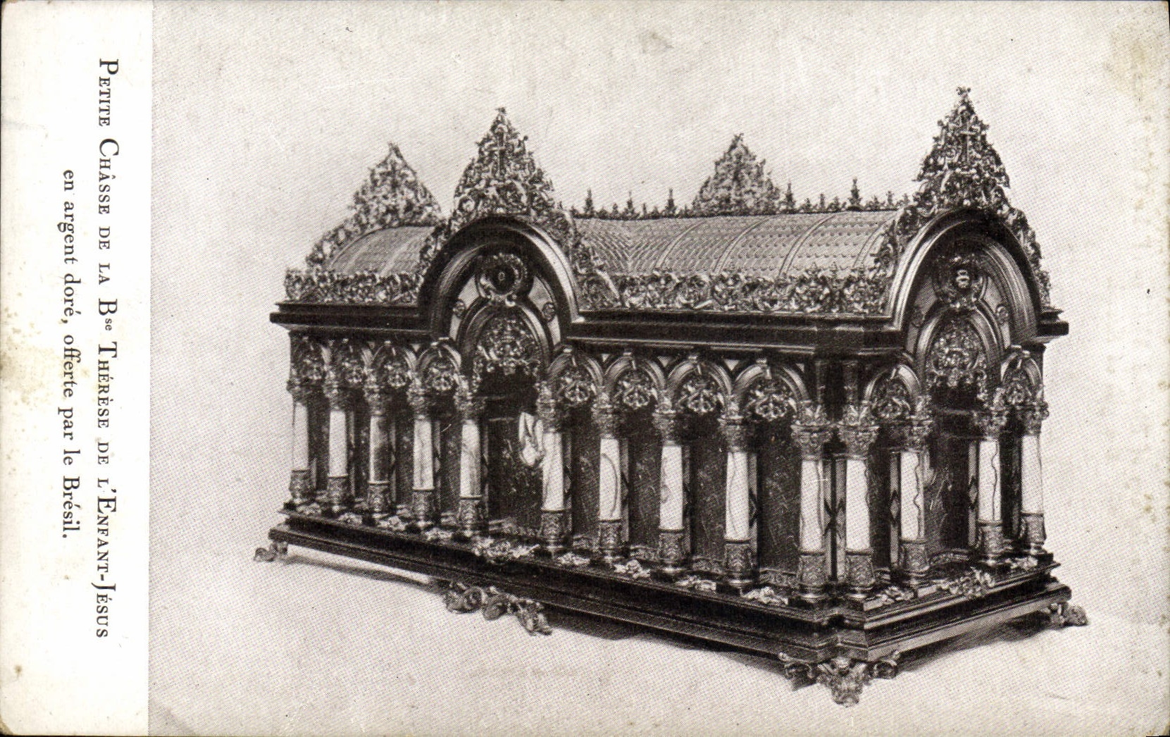 Petite Châsse en argent doré de la B. Thérèse de l'Enfant-Jésus — offerte par le Brésil