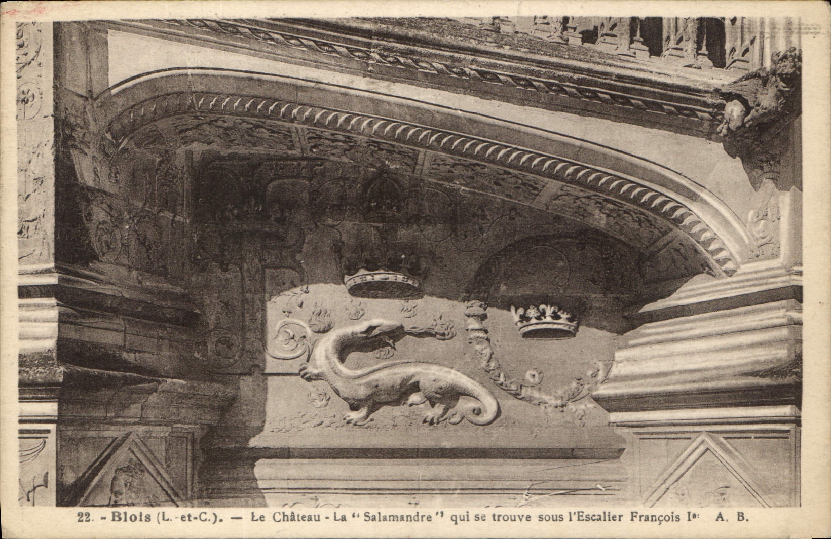 CPA Blois L et C Le Chateau la Salamandre qui se trouve sous l'Escalier Francois Ier 