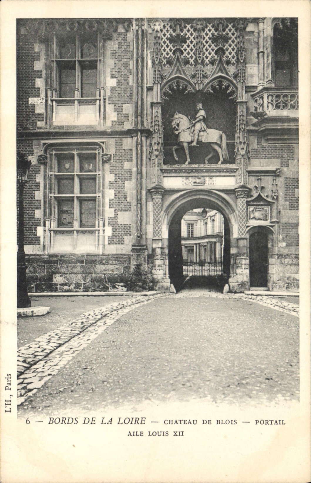 CPA Bords de la Loire Chateau de Blois Portail Aile Louis XII 