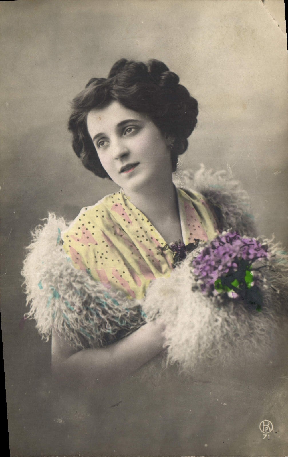 Jeune femme en fourrure tenant un bouquet — phototypie — H. R. 71