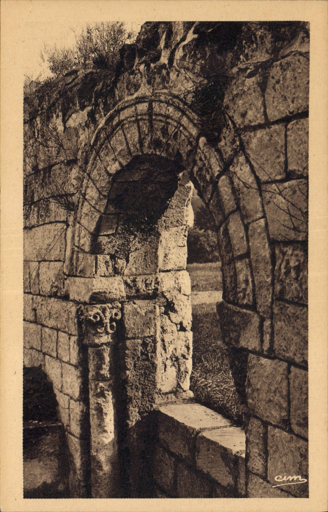 Montoire (L.-et-Ch.) — Chapelle Saint-Gilles (XIe siècle) — Porche — Héliogravure Macon