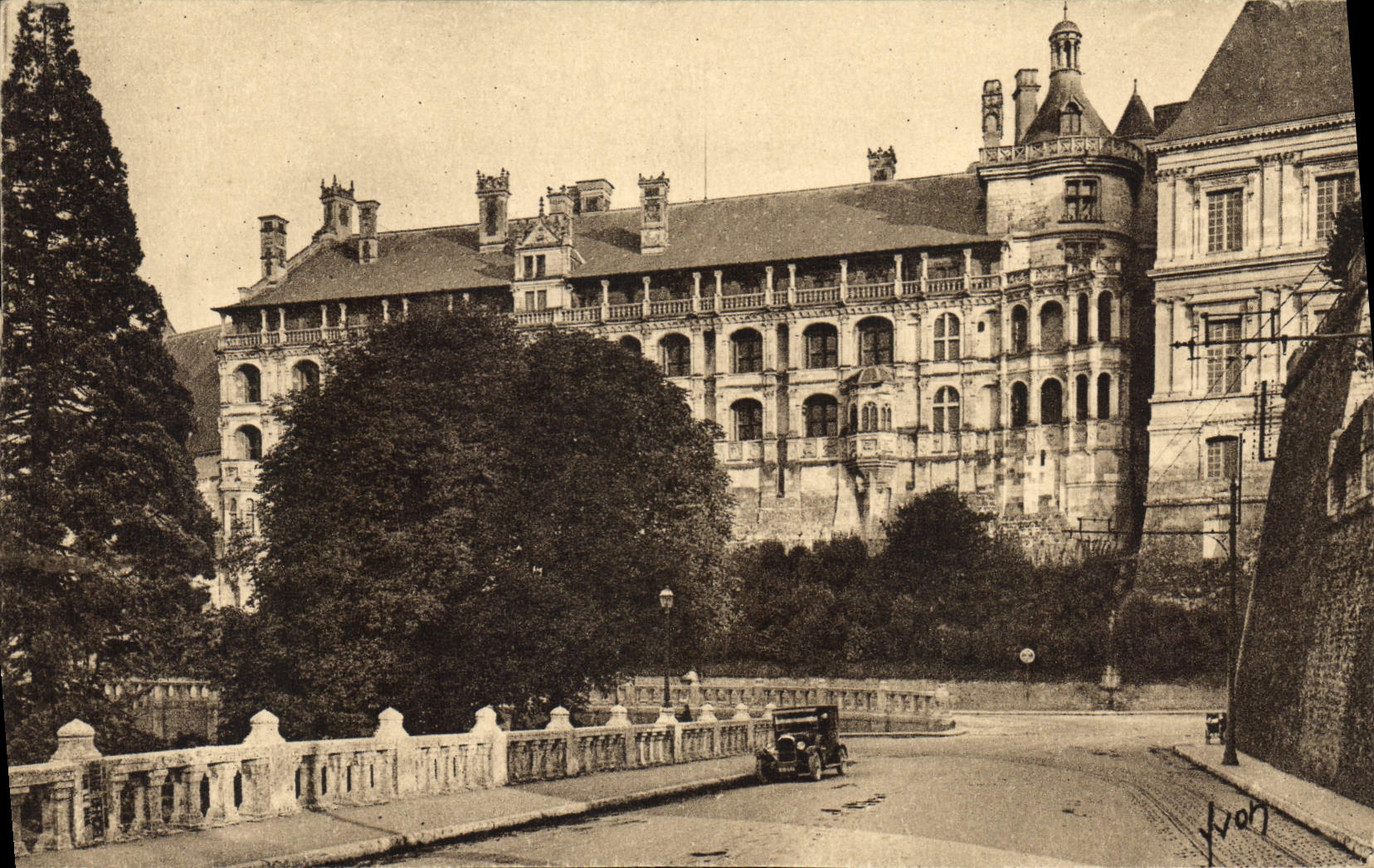 CPA La Douce France Chateaux de la Loire Chateau de Blois Loir et Cher Facade Francois I 