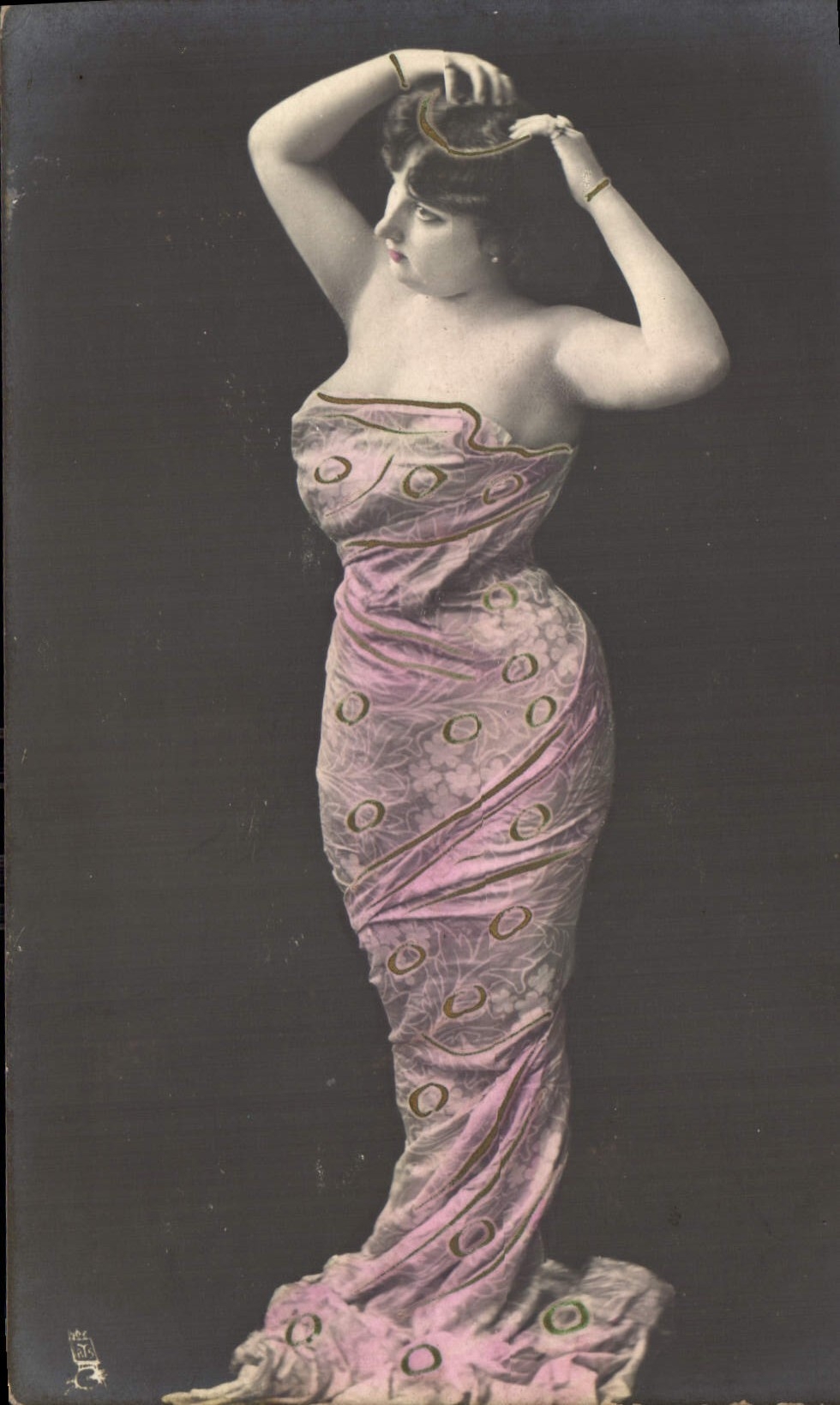 Frau in einem rosa Kleid — im Art Nouveau-Stil — von Raphael Tuck & Söhne, Paris