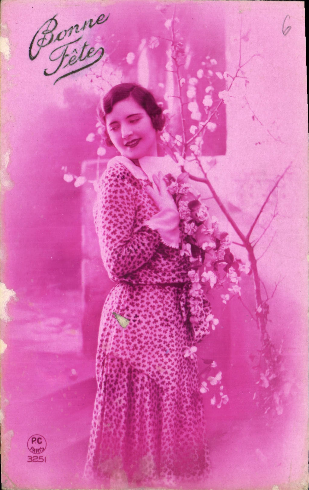 Femme en robe à motifs — sous un arbre fleuri — PC Paris 3251