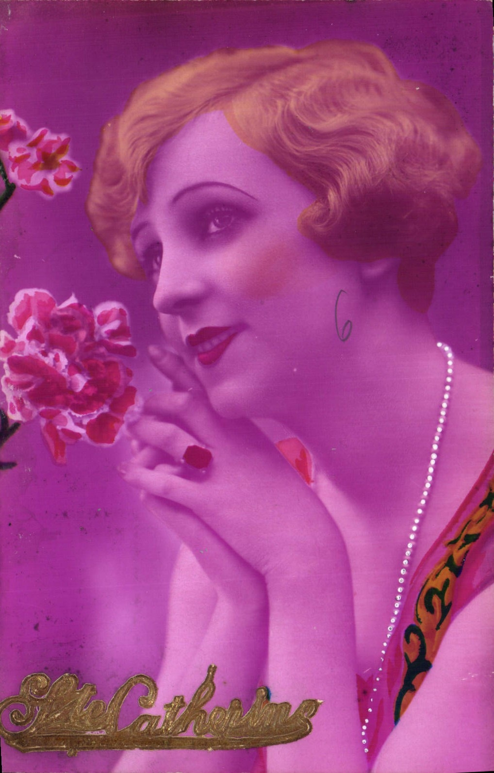 Frau in gestreifter Kleidung — Blumen und Perlenkette — Verlag McCatherine, Nr. 6